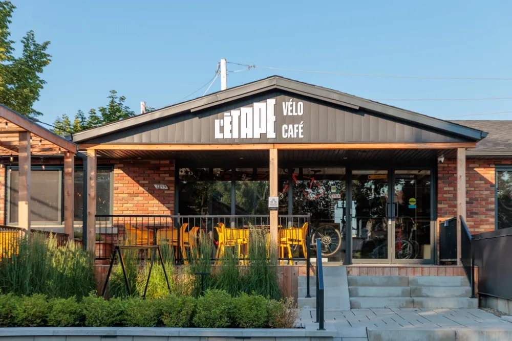 Restaurant de quartier entouré de verdure