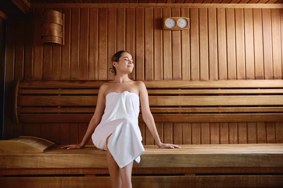 Femme se détendant dans un sauna